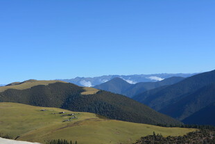 高山美景 远眺连绵山峦