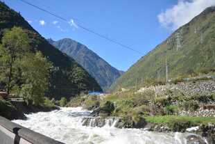山间湍急河流景观
