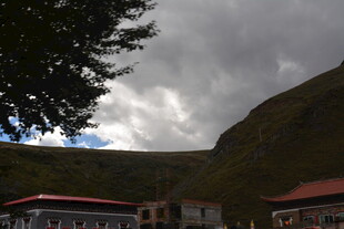 山间云下的红顶建筑