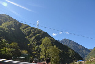 山间美景 蓝天白云伴青山