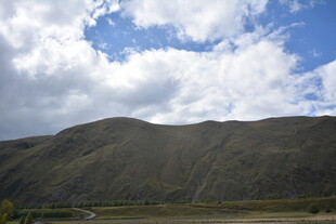 蓝天白云下的青山美景