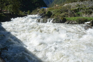 湍急河流展现自然力量