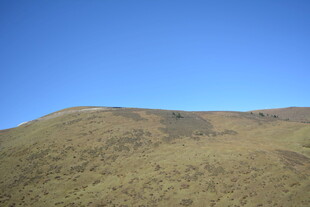 蓝天映衬下的起伏山丘