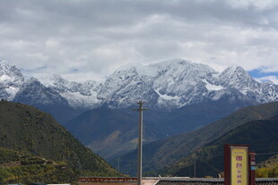 雪山下的山间景色