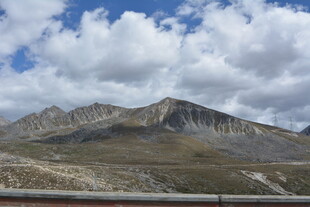 壮丽高山与蓝天白云景观