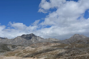 蓝天白云下的壮丽山脉