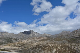 蓝天白云下的壮美山脉