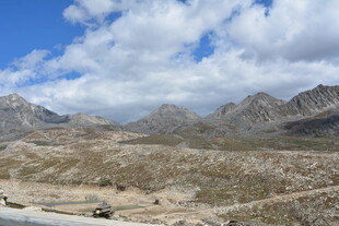 壮丽山脉与蓝天白云景观