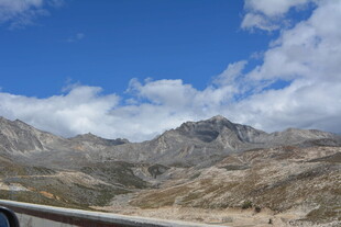 车窗外的壮美山野风光