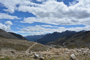 山间旷野 蓝天白云下的景致