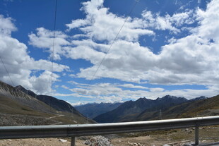 公路边的壮美蓝天白云山景