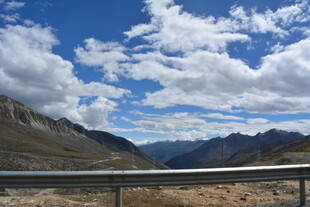 蓝天白云下的壮美山脉