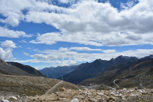 山间公路 蓝天白云下美景