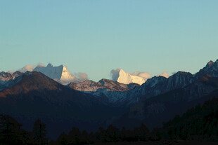壮丽山景 夕阳下的巍峨群山