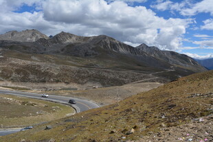 山间蜿蜒公路美景