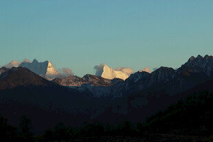 夕阳下的壮丽山脉