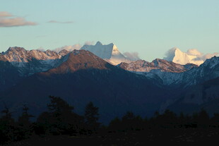 壮丽山峦与天边霞光