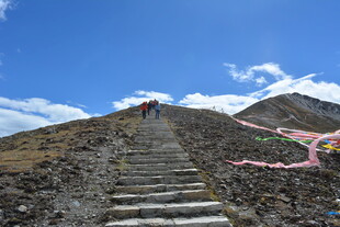 山间石阶与飘扬经幡