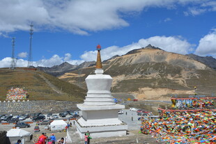 藏区白塔与五彩经幡景观