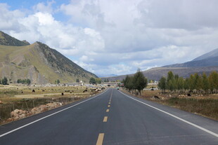 旷野中的笔直公路