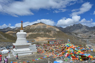 西藏白塔与五彩经幡景观