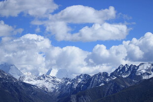 壮丽雪山与蓝天云朵景观