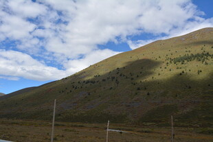 青山蓝天间的自然美景