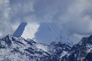 巍峨雪山云雾缭绕之景