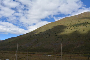 青山蓝天间的自然美景