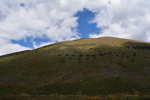 青山蓝天间的自然美景