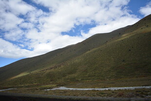 山间公路旁的青山蓝天