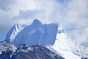 巍峨雪山壮丽景致