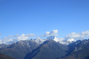 壮丽雪山蓝天美景