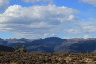 壮丽山景与蓝天白云