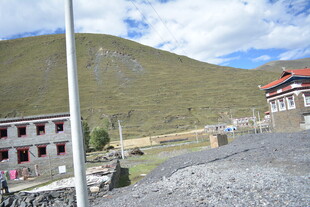 藏区山地旁的特色建筑