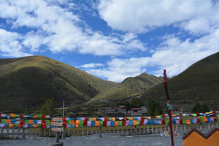 山间经幡飘扬的藏区风光