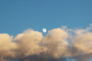 蓝天下的云朵与月亮