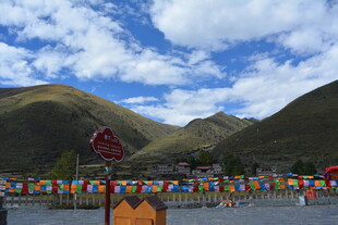 山间多彩围栏与壮美风光