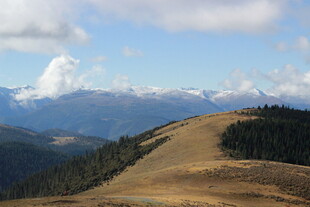 山巅远景 云绕青山