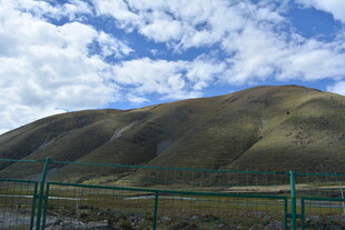 草原青山与蓝天白云风景
