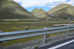 公路旁的青山与开阔田野