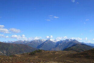 壮丽山景 蓝天白云相伴