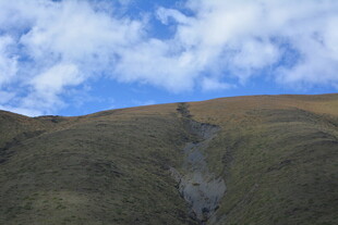 高山蓝天间的自然景致