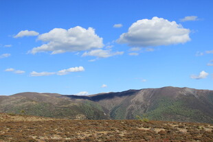 蓝天白云下的壮美山峦