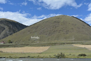 青山绿野间的开阔景致