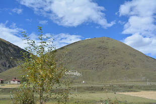 草原山丘蓝天美景