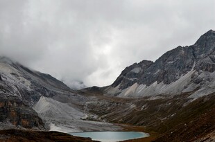 雪山下的静谧湖泊