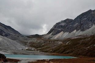 高山湖畔壮丽自然风光
