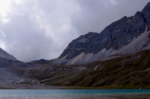 高山湖畔壮丽自然景观