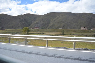 公路边的青山绿野风景